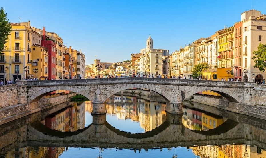 Vista del Pont de Pedra, el río Onyar y los edificios de El Mercadal en Girona